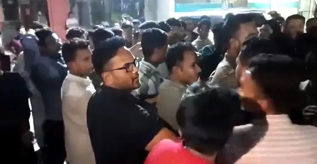 শাহবাগ থানায় সাংবাদিকদের ওপর হামলা, আহত অন্তত ১০